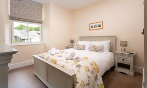 Un dormitorio con una cama grande y una ventana. en Lingmell House, en Windermere