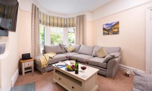 sala de estar con sofá y mesa en Lingmell House en Windermere