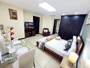Habitación de hotel con cama y TV en Habitacion Matrimonial Vista Rio junto Wyndham, en Guayaquil