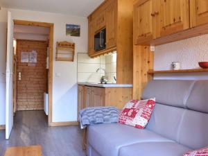 a living room with a couch in a tiny house at Charmant Studio au Pied des Pistes - Balcon Sud - 3 Pers - Méribel - FR-1-180-34 in Méribel