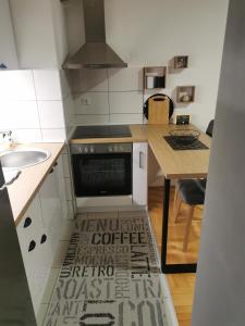 een keuken met een tapijt op de vloer bij DJS-Modern Studios in Skopje