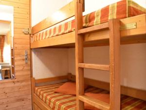 a bedroom with two bunk beds in a cabin at Appartement Méribel, 1 pièce, 3 personnes - FR-1-180-35 in Méribel