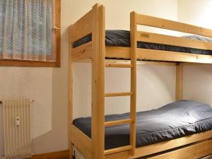 ein Etagenbett in einem Zimmer mit einem Etagenbett in der Unterkunft Appartement Méribel, 2 pièces, 6 personnes - FR-1-180-66 in Méribel