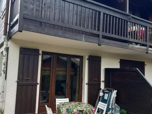 Balkon lub taras w obiekcie Appartement charme avec terrasse, vue Mont Blanc, parking, 3/4 pers - FR-1-517-65
