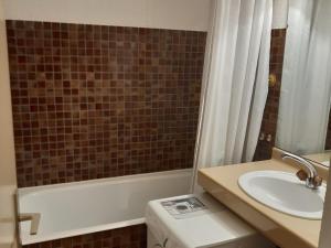 łazienka z umywalką, wanną i toaletą w obiekcie Appartement charme avec terrasse, vue Mont Blanc, parking, 3/4 pers - FR-1-517-65 w Chamonix-Mont-Blanc +4 zdjęcia