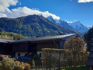 dom z widokiem na góry w obiekcie Appartement charme avec terrasse, vue Mont Blanc, parking, 3/4 pers - FR-1-517-65 w Chamonix-Mont-Blanc