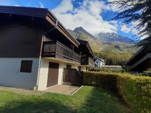 dom z balkonem i góry w tle w obiekcie Appartement charme avec terrasse, vue Mont Blanc, parking, 3/4 pers - FR-1-517-65 w Chamonix-Mont-Blanc