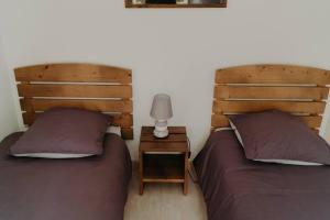 dos camas sentadas una al lado de la otra en un dormitorio en Le Nid, en Aureilhan