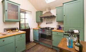 A kitchen or kitchenette at Poppy Cottage