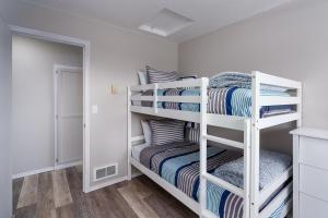 a bedroom with two bunk beds in a room at Ocean Aire in Bandon