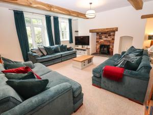Una sala de estar con dos sofás y una chimenea. en Westwood, en Troutbeck
