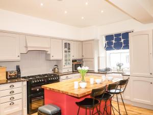 Una cocina con una mesa y sillas de madera. en Westwood, en Troutbeck