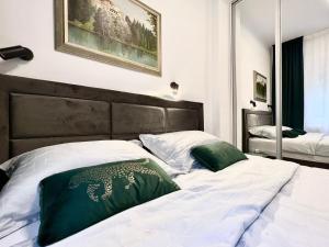 Een bed of bedden in een kamer bij The Rocks Apartment
