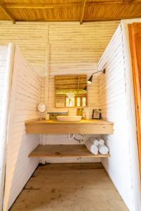 baño con lavabo en la sauna en Hacienda Cocuyo, en Monte Rojo