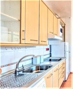 Una cocina o zona de cocina en Nice Apartment with Swimmingpool, Wifi and Free Parking in Arguineguin