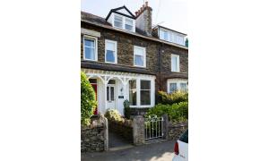 una grande casa in mattoni con una porta bianca di Highbank a Bowness-on-Windermere