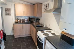 Η κουζίνα ή μικρή κουζίνα στο 2 Bed Sleeps 4 Central Haverfordwest Town House +11 φωτογραφίες