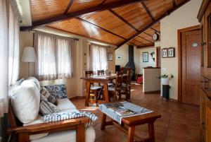salon z kanapą i stołem w obiekcie Apartament Cadí- Moixeró w mieście Bagá