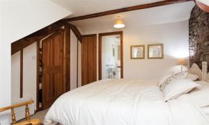 una camera con un grande letto bianco di High Raise a Grasmere