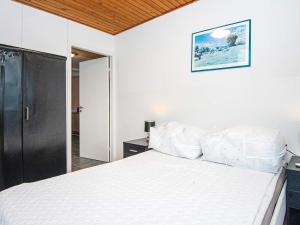 Nørre Snede的住宿－Holiday home Nørre Snede，卧室配有白色的床铺和白色的枕头