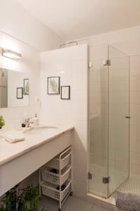 W łazience znajduje się umywalka i przeszklony prysznic. w obiekcie GOLD - Vilamoura w mieście Vilamoura