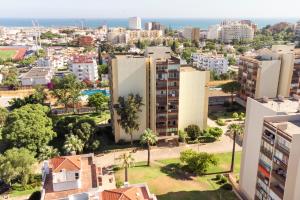 z góry widok na miasto z budynkami w obiekcie GOLD - Vilamoura w mieście Vilamoura