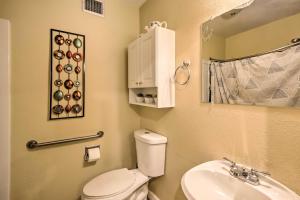 Ένα μπάνιο στο Bright El Paso Studio Near Area Attractions!