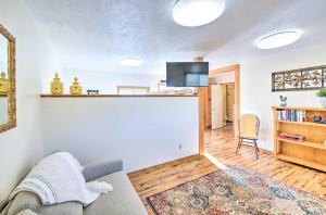 - un salon avec un canapé et une télévision dans l'établissement Cozy Cottage Studio Stunning Mountain Views!, à Hamilton
