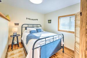 a bedroom with a bed and a window at Cozy Cottage Studio Stunning Mountain Views! in Hamilton