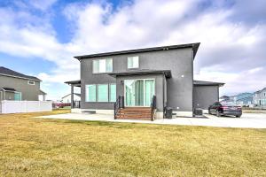 een grijs huis met een auto ervoor geparkeerd bij Family-Friendly Orem Home with Pool Access! in Orem