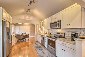 Cuisine ou kitchenette dans l'établissement Luxe Lyndon Home Less Than 11 Mi to Dtwn Louisville!