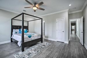 1 dormitorio con 1 cama y ventilador de techo en Modern New Orleans Getaway Central Location! en Nueva Orleans