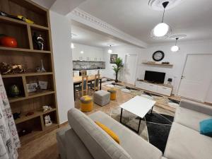 sala de estar con sofá y mesa en Daily rent apartment city center Elbasan 6 en Elbasan