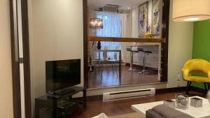 ein Wohnzimmer mit einem Flachbild-TV und einem Wohnzimmer in der Unterkunft Lofts Jacques-Cartier Free Parking in Montreal