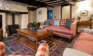 ein Wohnzimmer mit einem Sofa und einem Couchtisch in der Unterkunft Stone Arthur Cottage in Grasmere