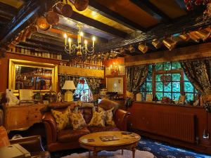 Area lounge atau bar di Wizards Thatch Luxury Suites
