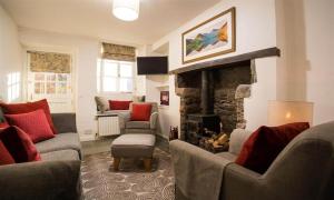 sala de estar con sofás y chimenea en Lettera, en Ambleside