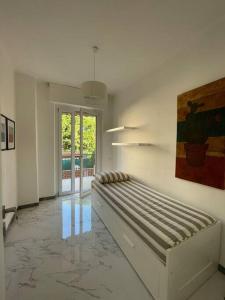 1 dormitorio con 1 cama grande en una habitación en Centoventinove, en Carrara