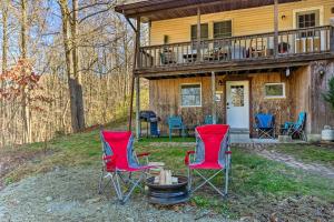 eine Sitzgruppe vor einem Haus in der Unterkunft Charming Beacon Apt with Fire Pit Near Hiking! in Beacon