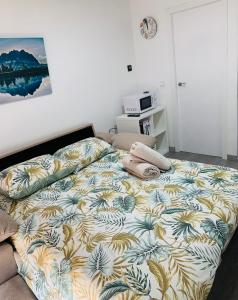 1 dormitorio con 1 cama con colcha de flores en RINCON NEVADO, en Sierra Nevada