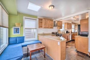 una cucina con mobili in legno e tavolo di Ideally Located DC Home with Pool Table and Patio a Washington