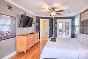 una camera da letto con un letto e una TV a schermo piatto di Ideally Located DC Home with Pool Table and Patio a Washington