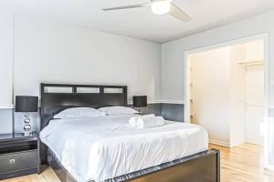 Cama ou camas em um quarto em Cheerful 4 bedroom home with inground heated pool
