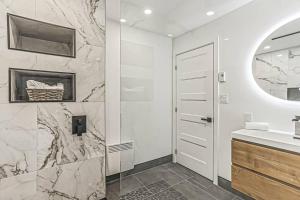 Gallery image of Cheerful 4 bedroom home with inground heated pool in Prévost +58 photos