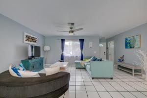 een grote woonkamer met een bank en stoelen bij Stunning Nature Coast FL Salt Water Pool Getaway in Spring Hill