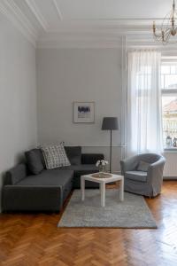ブダペストにあるBudapest Apartmentのリビングルーム(ソファ、テーブル付)