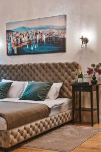 łóżko w pokoju z obrazem na ścianie w obiekcie Garni hotel BARUT w mieście Šabac