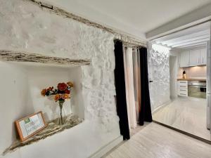 a room with a vase of flowers on a wall at Vivienda Casa Gabi in Úbeda