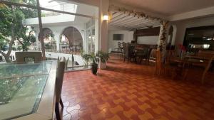 um quarto com uma mesa e cadeiras e uma sala de jantar em Casa Lomas em Tegucigalpa