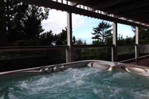 jacuzzi frente a una gran ventana en Hidden Luxury Beachfront Estate en Yachats